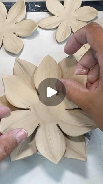 Ceramic Art Tutorials, Ceramic Wall Flowers, Flower Pedals, Slab Ceramics, Pottery Patterns, Making Flowers, Beginner Pottery, Handmade Ceramics Pottery, Clay Wall Art