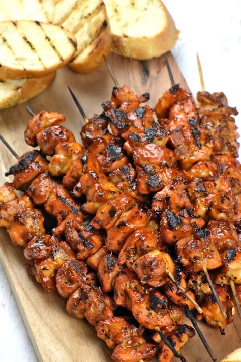 Puerto Rican Pinchos, Latino Dishes, Puerto Rican Chicken, Puerto Rican Style, Recetas Puertorriqueñas, Carribean Food, Grilled Chicken Skewers, Puerto Rican Dishes, Puerto Rico Food