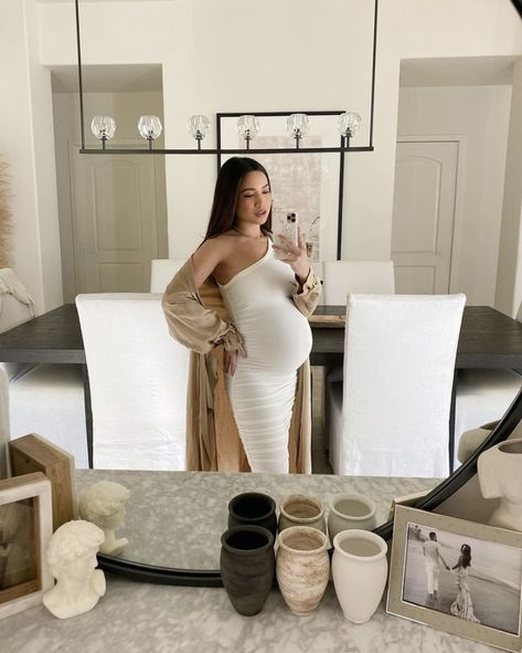 Jessi Malay, Prego Outfits, Trendy Maternity Outfits, Maternity Photoshoot Outfits, Cute Maternity, Couple Pregnancy Photoshoot, Preggo Fashion, Maternity Photoshoot Poses, Maternity Chic