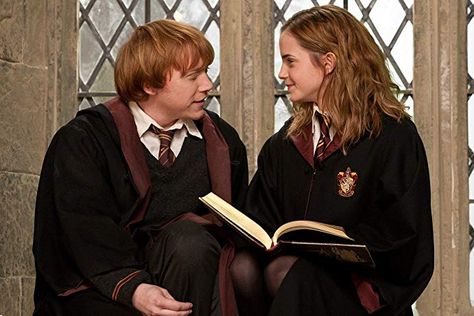 Harry Potter and the Half-Blood Prince (2009) Harry Potter, Reading, Hermione, A Book