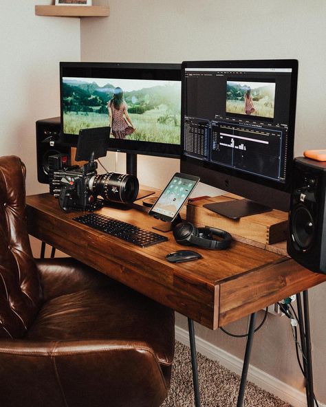 For filmmakers desk tour!! 😍🎥 What’s your favorite part of this setup?! [ins] Credit: benhessfilms Photographer Office Ideas, Photographer Workspace, Photographers Desk, Photographer Room, Photographers Office, Photography Home Office, Photography Office, Computer Desk Setup, Home Studio Setup