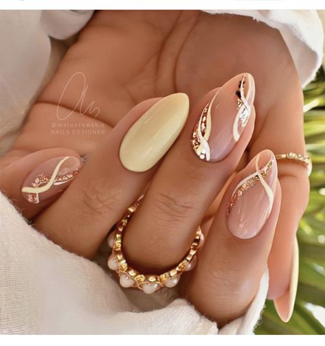 Pale Yellow Nails, Gold Summer Nails, Martini Nails, Short Nail Ideas, Occasion Nails, Tape Nail Art, Nails With Gold, Summer Nail Designs, Pedicure Manicure