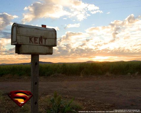 Superman Aesthetic, Kent Aesthetic, Kent Farm, Smallville Superman, Dc Aesthetic, Conner Kent, Jonathan Kent, Injustice Gods Among Us, Clark Kent Superman