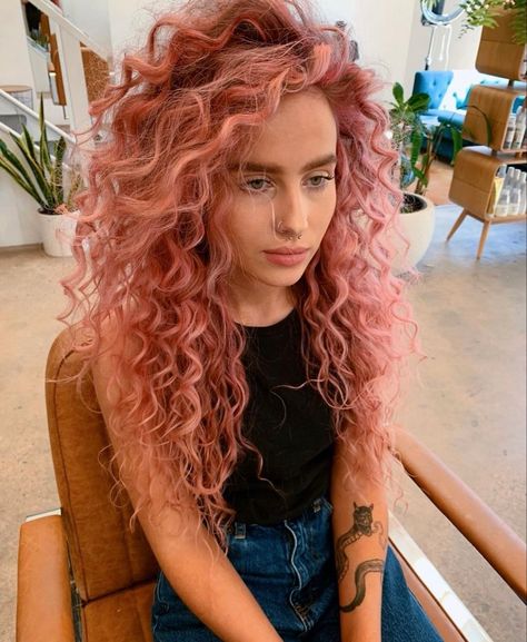 Curly Pink Hair, Short Hair Styling, Dusty Rose Hair, Hair Styling Tips, Dyed Curly Hair, Hair Dye Ideas, Highlights Curly Hair, Hair Halloween, Peach Hair