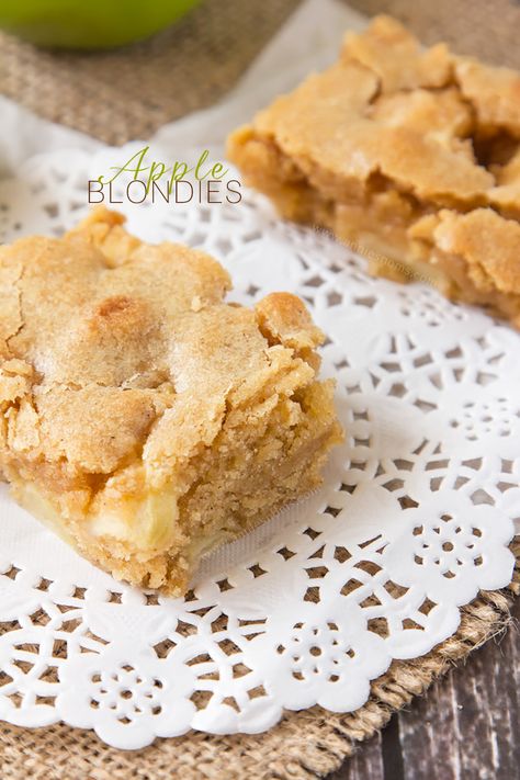 Soft, chewy Apple Blondies filled with spices and plenty of apple! Once baked, the apples get soft and tender and explode in your mouth. And with that typical flaky, crunchy topping you get on blondies, there's no better Autumnal blondie you could make! Apple Blondies, Autumn Baking, Cookie Dough To Eat, Random Recipes, Blondies Recipe, Blondie Brownies, Fall Flavors, Healthy Motivation, Entertaining Recipes