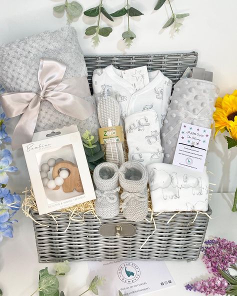 Beautiful Baby shower hampers at www.pinkandbluehampers.co.uk 🤍 Baby Boy Gift Baskets, Baby Shower Gift Box, Unisex Baby Gifts, Neutral Baby Gifts, Gender Neutral Baby Gifts, Baby Gift Hampers, Mum To Be, Baby Shower Gift Basket, Cadeau Baby Shower