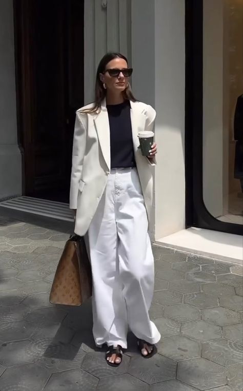 Scandinavian Office Outfit, Ivory Blazer Outfits For Women, Ivory Jacket Outfit, White Oversized Blazer Outfit, Ivory Blazer Outfit, Winter Casual Outfits For Women, White Oversized Blazer, Korea Street Fashion, Cream Blazer Outfit