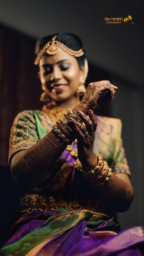 Bride Mekup Pose, Bride Indoor Photoshoot, Bride Candid Poses, Bride Traditional Poses, Bride Poses Indoor, Bride Poses Indian Wedding In Saree, Bride Photoshoot Indoor, Bride Getting Ready Photos Indian, Indian Wedding Bride Photoshoot