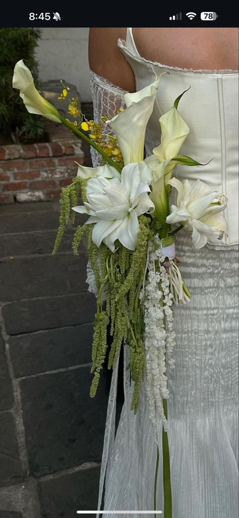 Bride Bouquets Unique, Wedding Non Traditional Ideas, Original Bouquet Ideas, Different Wedding Bouquets, Different Bouquets For Bridesmaids, Avant Garde Bouquet, Calla Lily Arrangement Ideas, Droopy Flower Bouquet, Dreamy Wedding Bouquet