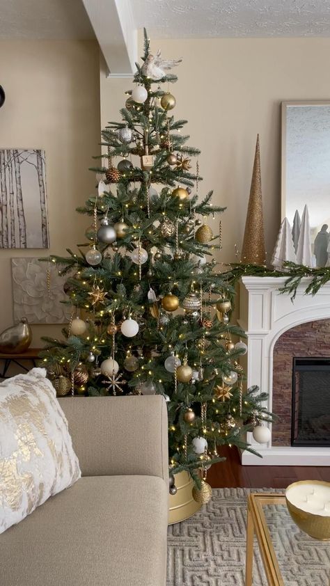 Metal Christmas Decor, Christmas Tree Inspo, Cozy Christmas Decor, Christmas Decor Inspiration, Simple Christmas Decor, Christmas Tree Inspiration, Christmas Porch Decor, Metal Christmas, Cool Christmas Trees