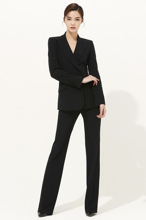 Powersuits Women, Fashion Model Poses, Business Portrait, Power Dressing, Mode Casual, Minimal Outfit, Black Suit, 가을 패션, Formal Outfit