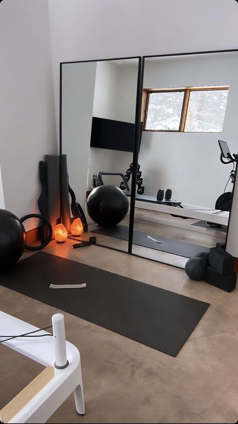 home gym, small home gym, basement gym, home gym inspiration Small Home Gym, Workout Room Home, Exercise Room, Gym Room At Home, Gym At Home, Home Gym Decor, Home Gym Design, Gym Room, Gym Decor