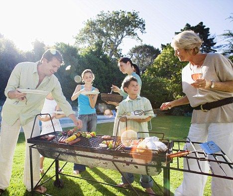 Family Barbecue Aesthetic, Family Bbq Ideas, Bbq Photoshoot, Family Barbeque, Bbq Garden, Barbeque Party, Bbq Picnic, Family Park, Diy Bbq