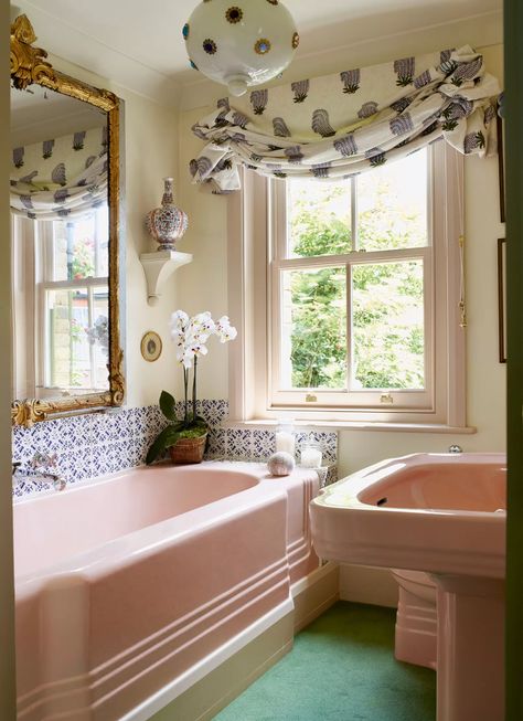 London Cottage, Pink Bathtub, Pink Tub, Vintage Pink Bathroom, Louise Jones, Bold Bathroom, Cast Iron Bath, Green Sink, Glam Pad