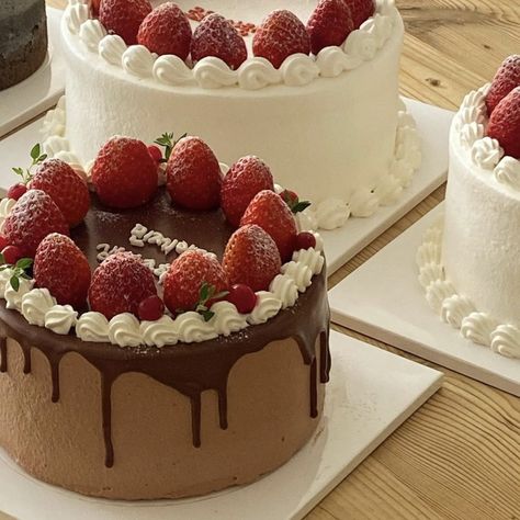 Chocolate Cake Aesthetic, Chocolate Fruit Cake, Simple Birthday Cake, Classic Cake, Tasty Baking, Dream Cake, Pretty Birthday Cakes, Cute Birthday Cakes, Just Cakes