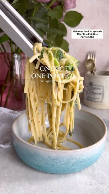 Eleanor | Good Food Mood on Instagram: "🌱One Pot, One Portion | Creamy Green Linguine🌱 Maaaybe my new favourite lunch?? Get your greens in the best way possible, and make sure you’re following for more one pot, one portion meals🤍 You need: - 100g linguine (or spaghetti) - 75g broccoli - Handful of spinach leaves - 1 egg - 30g pecorino (plus more to top) - Black pepper - Juice of 1/2 a lemon - Big pinch of chilli (1/2-1tsp) Add you linguine to a pan of boiling water and cook for 7-8 minutes. M Creamy Green Linguine, One Pot One Portion, Pasta Hacks, Portion Meals, Quick Pasta Dishes, Linguine Recipes, Pasta Water, Student Recipes, Food Mood