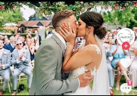 First Kiss Picture, Sister Wedding Pictures, Funny Wedding Photography, First Kiss Wedding, Wedding Ceremony Pictures, Kiss Wedding, Funny Wedding Pictures, Interracial Wedding, Wedding Portrait Poses