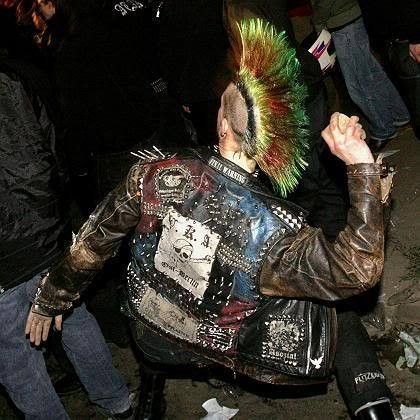 Punk Characters Movies, Punk Asthetics Photos, Punk 1970s, Punk Street Fashion, 90s Punk Fashion, Fashion Mfs, 1990s Punk, Irish Punk, 80s Punk Fashion