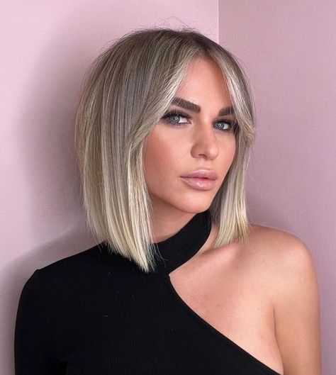 Straight Blonde Bob with Root Melt Platinum Balayage Bob, Dark Blonde Bobs, Beige Blonde Hair Color, Blonde Balayage Bob, Straight Bob Hairstyles, Balayage Bob, Ash Blonde Balayage, Blonde Bob Hairstyles, Natural Wavy Hair