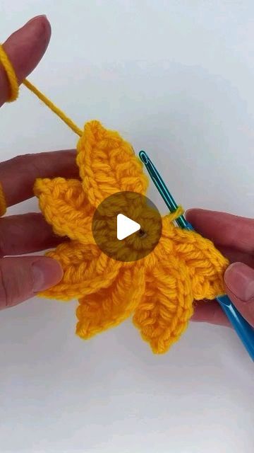 Crochet Edging Tutorial, Crochet Wreath Pattern, Crochet Wreath, All Free Crochet, Tutorial Crochet, Crochet Flower Tutorial, Quick Crochet, Holiday Crafts Christmas, Crochet Lovers