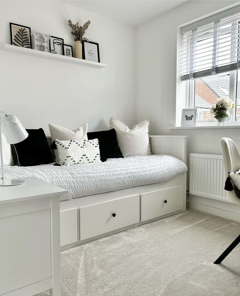 Box Guest Bedroom Ideas, Box Room Bedroom Office Ideas, Small Room With Daybed, Day Bed Small Bedroom Ideas, Daybed Room Inspo Aesthetic, Spare Bedroom With Office, Spare Room With Daybed, Spare Room Daybed, Home Office With Sofa Bed And Desk