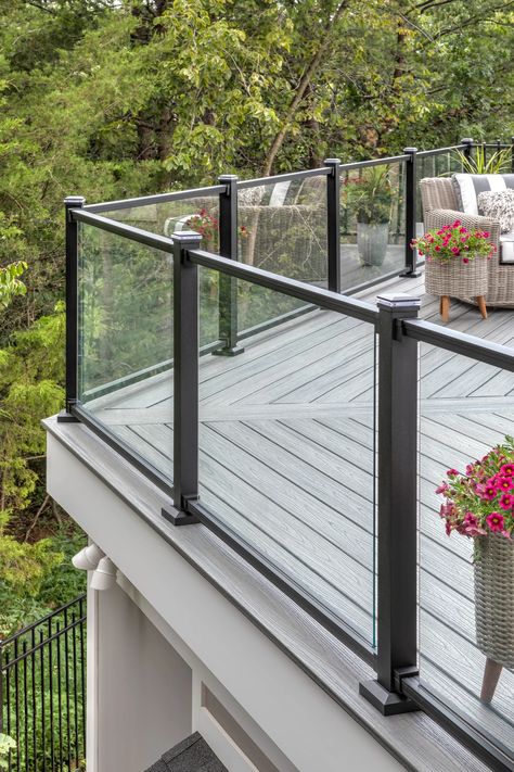 Rooftop Deck Railing Ideas, Composite Deck With Glass Railing, Composite Decking Railing Ideas, Veranda Railing Ideas Balconies, Modern Railing Outdoor, Outdoor Railing Ideas, Exterior Railing Ideas, Glass Deck Railing Ideas, Outside Railing Ideas