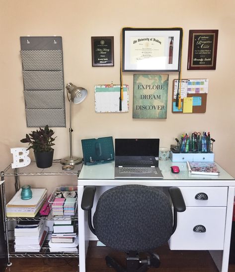 How to Set Up a Study Space for Law School - The Legal Duchess At Home Study Space, Law Student Room Decor, Law Student Desk Setup, Study Space Organization, Study Set Up, Study Nooks, Law Study, School Apartment, Productive Study