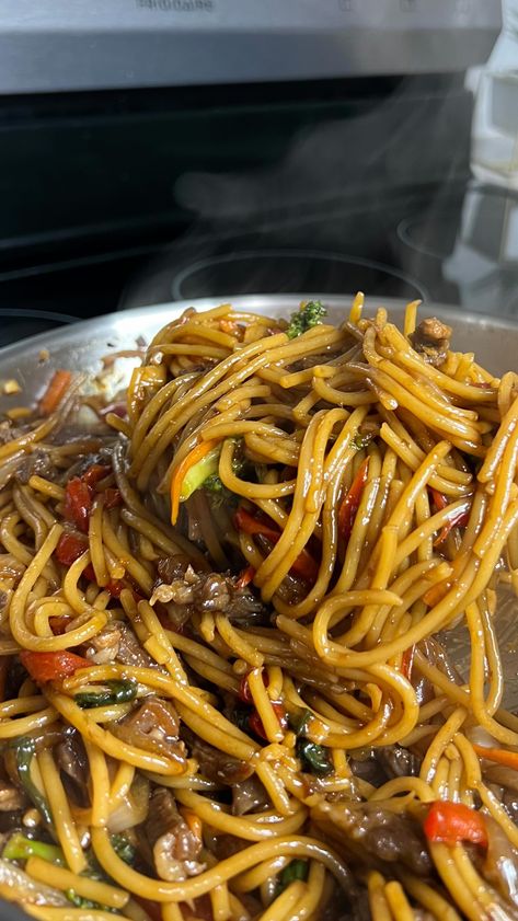 Instagram Netflix Watching, Beef Lo Mein, Chinese Dishes Recipes, African Recipes Nigerian Food, Cooking Aesthetic, Wok Pan, Lo Mein, Food Babe, Yummy Comfort Food