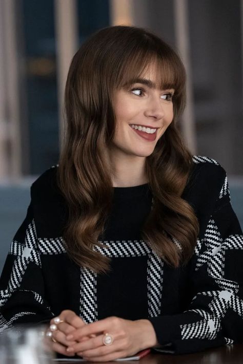 'Emily in Paris': 14 Plus Size Outfits Inspired By Emily Cooper — Femestella Emily Cooper Hair, Emily In Paris Bangs, Emily In Paris Hair, Emily In Paris Makeup, Emily Hairstyles, Emily In Paris Season 3, Fashionable Celebrities, Emily In Paris Lily Collins, ليلي كولينز