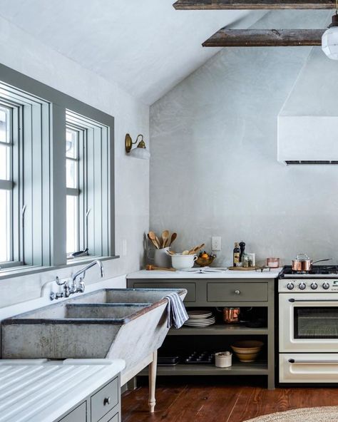 grey vintage kitchen design Ice Cream Companies, Kids In Love, Wood Island, Norwegian Wood, Marble Slab, Vintage Interiors, Modern Farmhouse Kitchens, How To Antique Wood, Live In The Now