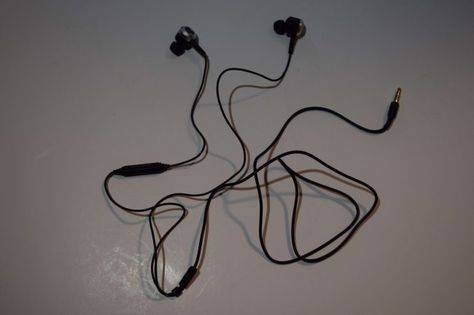 Black Earbuds Aesthetic, Wire Headphones Aesthetic, Wire Earbuds Aesthetic, Wired Earbuds Aesthetic, Earbuds Aesthetic, Simple Aesthetic Design, Wired Earphones, Wired Earbuds, Earphones Wire