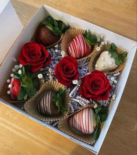 Flower And Strawberry Gift Boxes, Box Of Chocolate Covered Strawberries, Chocolate Strawberries Gift Box Ideas, Chocolate Covered Strawberry Gift Boxes, V Day Strawberries, Valentines Box Gift Ideas, Chocolate Covered Strawberries With Rose, Strawberry Valentine Box Ideas, Chocolate Strawberry Gift Box Ideas