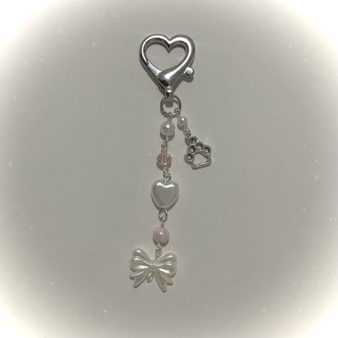 torocharms on ig cute pink bow keychain beaded Pink Bead Keychain, Pink Keychain Ideas, Enhypen Jewelry, Keychains Beads, Girly Korean, Pink White Aesthetic, Aesthetic Ribbon, Keychain Beads, Bow Keychain