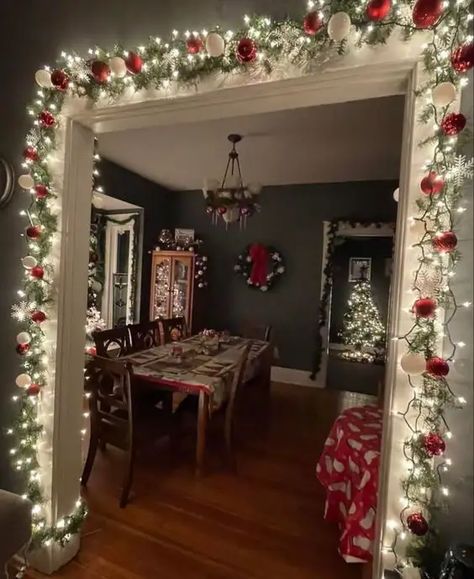 50+ Budget-Friendly Christmas Decorations You Can Make Quickly! - HubPages Christmas Decorations Apartment, Cozy Christmas Decor, Diy Christmas Decor, Christmas Apartment, Christmas Themes Decorations, Christmas Decor Inspiration, Christmas Room Decor, Fun Christmas Decorations, Christmas Inspo