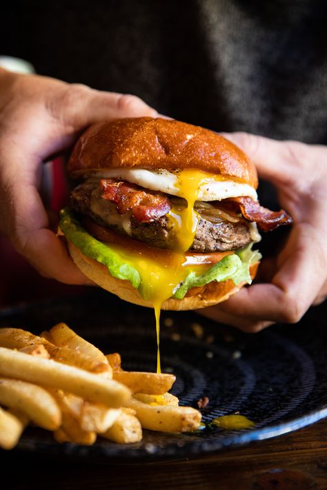 Food Photography San Diego. Juicy burger Messy Burger Photography, Fast Food Burger Photography, Burger Shoot Ideas, Takeaway Food Photography, Pub Food Photography, Burger Presentation Ideas, Fast Food Photography Ideas, Burger Shoot, Burger Food Photography