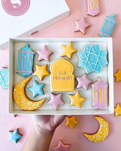 Eid Cookies Decoration, Eid Mubarak Cookies, Eid Snacks, Eid Desserts, Deco Ramadan, Icing Cookies Tutorial, Ramadan Cookies, Ramadan Cake, Eid Biscuits