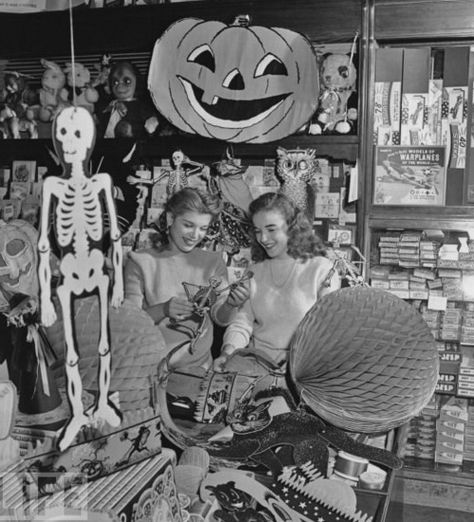 1940's Vintage Halloween Variety Store Decorations Display. Halloween Pin Up, Halloween History, Vintage Photo Prints, Vintage Halloween Photos, Antique Halloween, What Is Halloween, Hallowen Ideas, Vintage Halloween Costume, Halloween Supplies