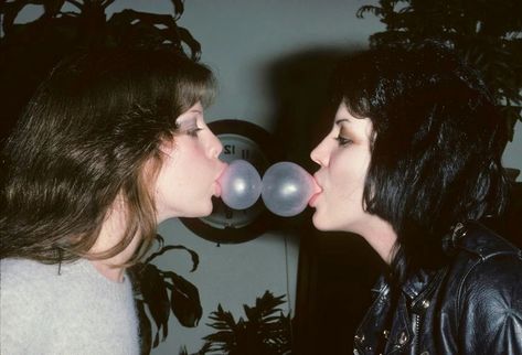 Jackie Fox and Joan Jett in a recording studio in Hollywood, 1977 - Awesome post - Imgur Kim Fowley, Chicas Punk Rock, Bebe Buell, Steve Jones, Cherie Currie, Leif Garrett, Nancy Reagan, Peter Frampton, Joey Ramone