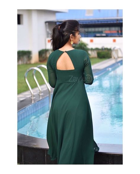 Boat Neck Kurti Back Design, Backside Design For Kurti, Straight Kurti Back Neck Designs, Churidhar Back Designs, Chudidar Back Neck Design, Chinese Color Neck Kurtis, Chudithar Back Neck Design, Back Zip Kurti Design, Back Neck For Kurti