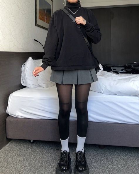 Outfits With Turtle Neck, Two Shirts Outfit, How To Style A Black Shirt, Turtle Neck Outfit Black, Dress Over Shirt Outfit, Cute Black Clothes, Outfits With A Black Skirt, Short Skirt Outfits Aesthetic, Outfits With Turtlenecks