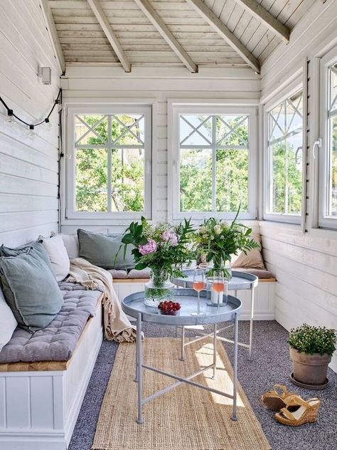 Small Sunroom Designs, Farmhouse Sunroom Ideas, Small Sunroom Ideas, Farmhouse Sunroom, Summer House Interiors, Small Sunroom, Sunroom Furniture, Sleeping Porch, Sunroom Decorating