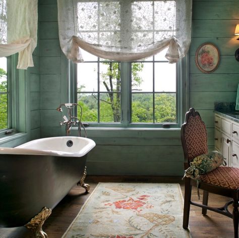 Country Bathroom Baie Vintage, Small Bathroom Window, Barn Bathroom, Black Bathtub, Bathroom Window Curtains, Bathroom Window Treatments, Cozy Bathroom, Bathroom Farmhouse Style, Victorian Bathroom