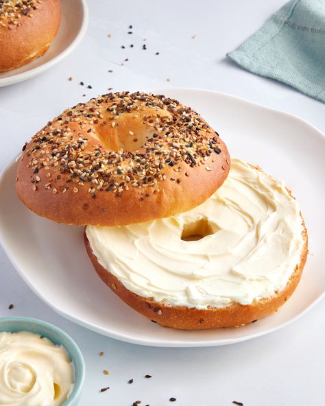 Bagel Sandwich Photography, Bagel Photography, Bun Photography, Bagels Nyc, Bagel With Cream Cheese, Bagel Cafe, Sesame Bagel, Food References, Breakfast Board