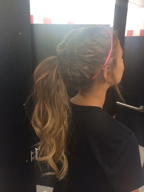 Perfect for a soccer match! ⚽️ Soccer Girl Hairstyles, Hairstyles Soccer, Track Hairstyles, Soccer Hairstyles, Soccer Hair, Basketball Hairstyles, Cool Hairstyles For Girls, Softball Hairstyles, Sport Hair