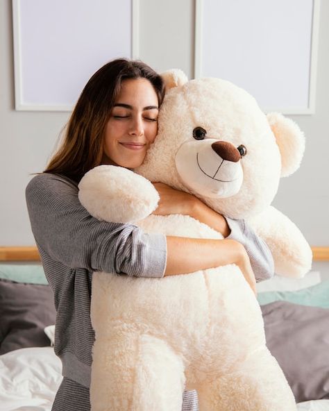 Woman at home embracing big teddy bear | Free Photo #Freepik #freephoto #woman-home #leisure #staycation #recreation Poses With Teddy Bear, Virgin Summer Drinks, Slate Texture, Types Of Hugs, Purple Teddy Bear, Big Stuffed Animal, Good Morning Hug, Teddy Bear Hug, Teddy Girl