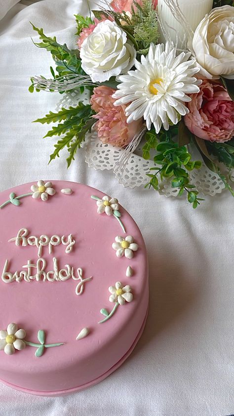 Aesthetic Birthday Cake Simple, Aesthetic Birthday Cake Fondant, Cute Cakes For 21st Birthday, Pink Aesthetic Cake Ideas, Simplistic Birthday Cakes Aesthetic, Pink Cakes With Flowers, Pink Cakes For Birthday, Aesthetic Flower Birthday Cake, Aesthetic Birthday Flowers