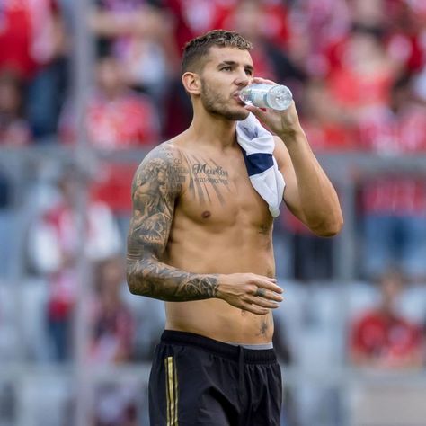 Lucas Hernandez, Men Aesthetic Outfits, Fake Tattoo Sleeves, Men Bodies, Men Aesthetic, Tattoo Sleeves, Soccer Guys, Football Player, Photo Session