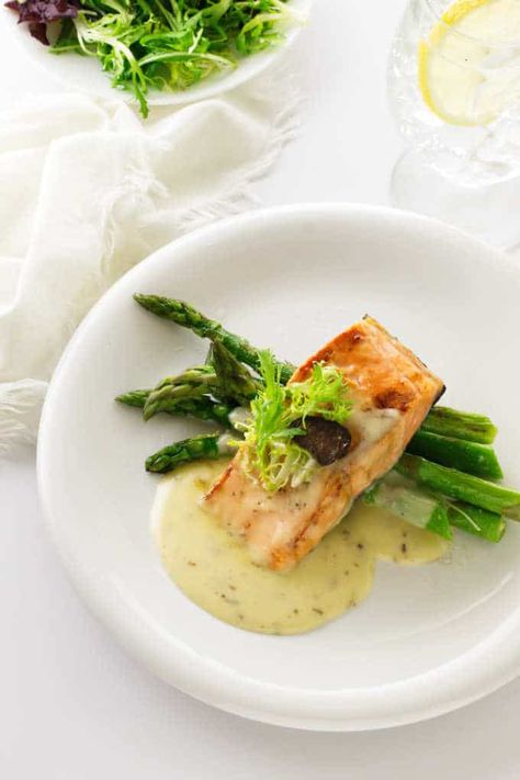 Salmon With Beurre Blanc Sauce, Plated Salmon Fine Dining, Gourmet Salmon Dinner, Salmon Beurre Blanc, Fancy Salmon Plating, Salmon Appetizer Fine Dining, Plated Fish Dishes, Gourmet Salmon Plating, Fancy Entrees Dinners