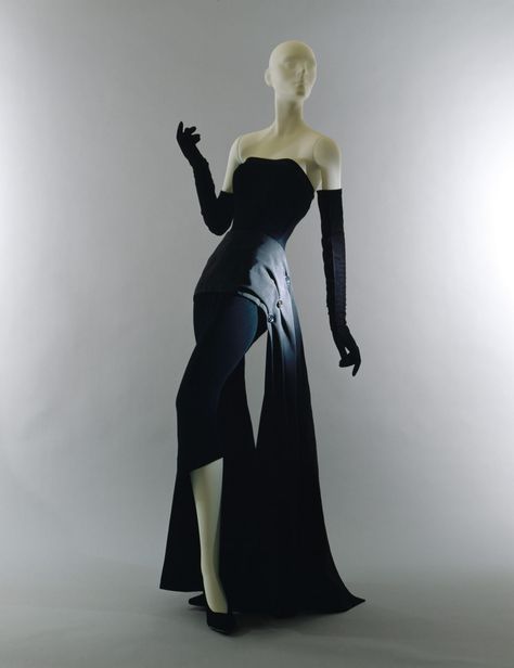 An evening dress by Christian Dior circa 1949/50. This gown showcases elements of menswear-specifically the black silk faille that mimics a tuxedo's lapel and cummerbund. Dior House, Elegant Wardrobe, 50's Fashion, 1940's Style, Lady Design, Christian Dior Haute Couture, Look Retro, Dior Haute Couture, Fashion Friday