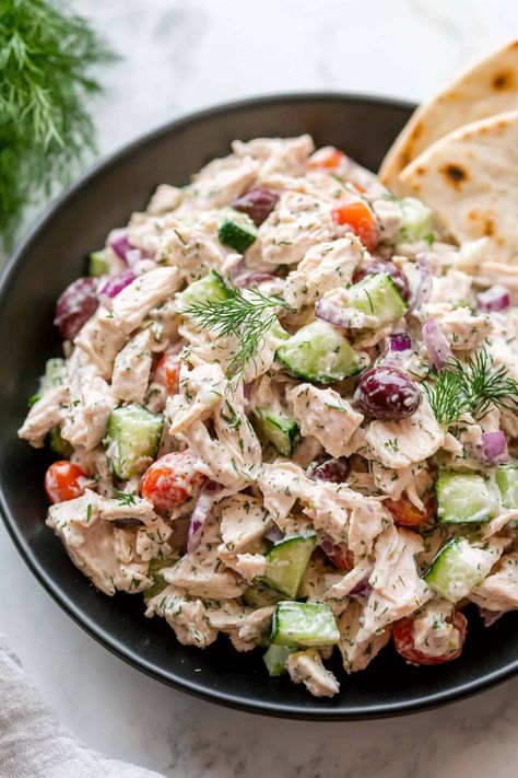 This creamy tzatziki chicken salad is a burst of amazing flavor! With tomatoes, onions, olives, and feta cheese, it's positively irresistible. Taziki Chicken Salad, Clean Chicken Salad, Italian Chicken Salad, Tzatziki Chicken Salad, Mediterranean Chicken Salad, Coleslaw Dressing Recipe, Tzatziki Chicken, Greek Chicken Salad, Clean Chicken